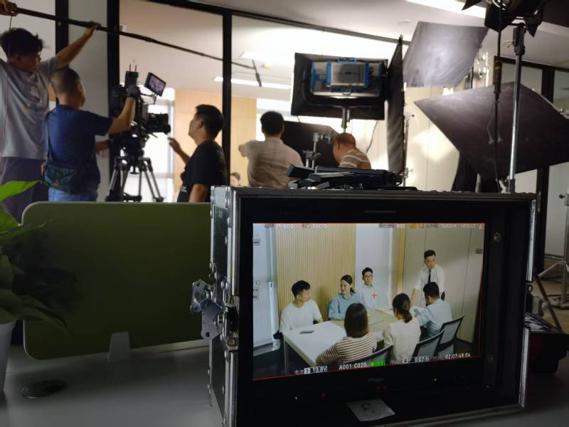 高县TVC拍摄公司：科技产品视觉化大师，诠释未来感与功能美学